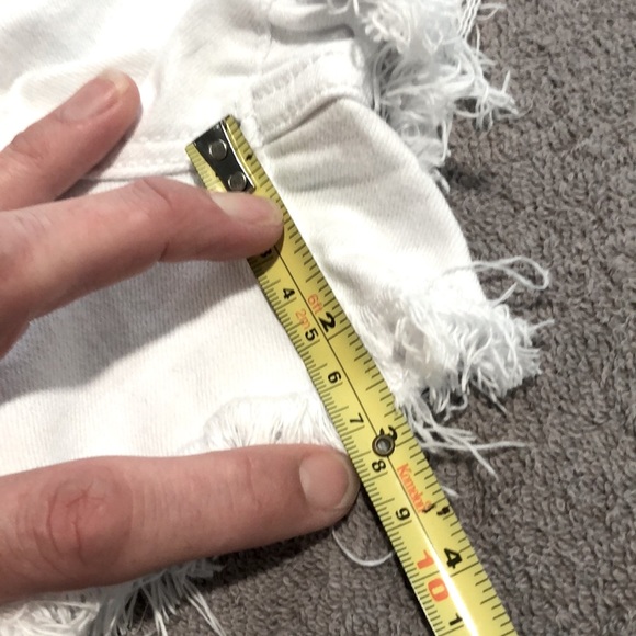 OLD NAVY BOYFRIEND BUTTON FLY WHITE CUT OFF JEAN SHORTS SIZE 8 - Picture 6 of 8